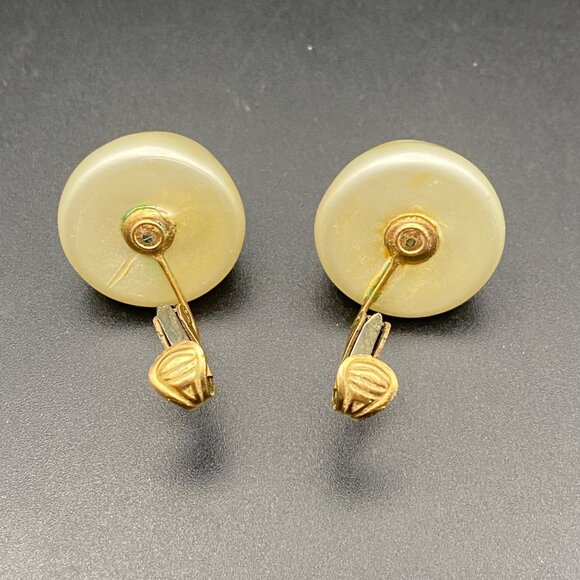 Signed Richelieu Vintage Pearlized Dome Clip On Earrings Gold Tone Mid Century - Picture 9 of 10